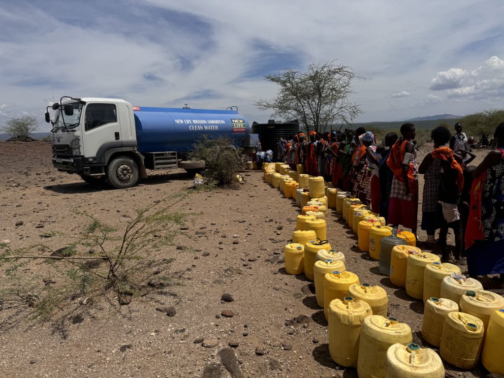 Människor köar vid vattenutdelning i New Life Missions projekt i Magadi